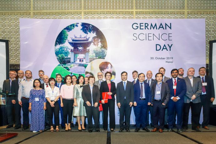 Teilnehmende des German Science Days 2019 in Hanoi stellten aktuelle bilaterale Forschungsprojekte vor und diskutierten ihre Anwendung. Teilnehmende des German Science Days 2019 in Hanoi stellten aktuelle bilaterale Forschungsprojekte vor und diskutierten ihre Anwendung.