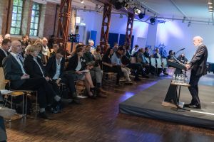 Prof. Hans-Otto Pörtner vom Alfred-Wegener Institut und Ko-Vorsitzender der IPCC-Arbeitsgruppe II stellte die Hauptaussagen des IPCC-Sonderberichtes über den Ozean und die Kryosphäre vor. Prof. Hans-Otto Pörtner vom Alfred-Wegener Institut und Ko-Vorsitzender der IPCC-Arbeitsgruppe II stellte die Hauptaussagen des IPCC-Sonderberichtes über den Ozean und die Kryosphäre vor.
