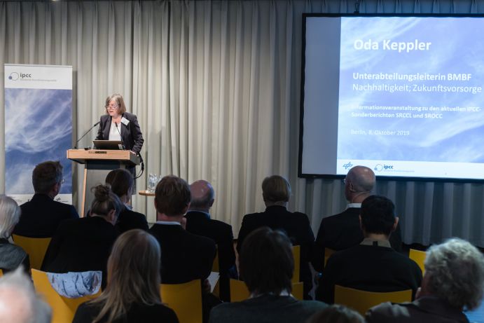 BMBF Unterabteilungsleitern Oda Keppler begrüßte die Teilnehmenden aus Wissenschaft, Regierung und Behörden, Nichtregierungsorganisationen, Zivilgesellschaft und Medien. BMBF Unterabteilungsleitern Oda Keppler begrüßte die Teilnehmenden aus Wissenschaft, Regierung und Behörden, Nichtregierungsorganisationen, Zivilgesellschaft und Medien.