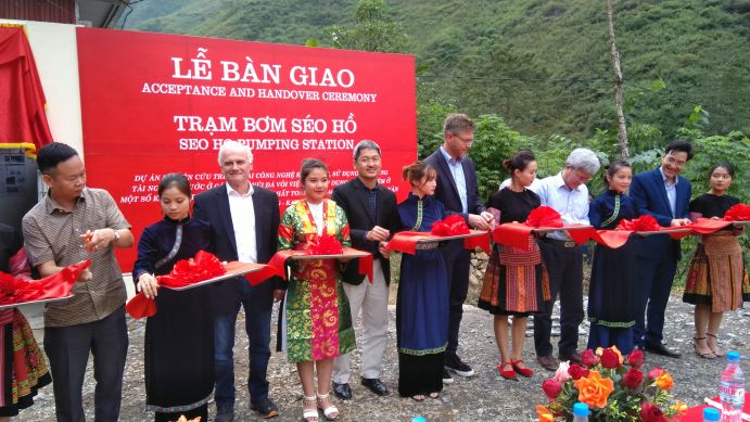 Vertreter des BMBF und der vietnamesischen Regierung durchschneiden ein rotes Band zur Eröffnung einer neuen Wasserförderanlage am Seo Ho-Fluss in Nordvietnam 