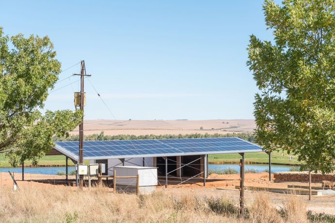 Es fehlen häufig kostengünstige Speicher, um Strom aus Sonne und Wind in die Haushalte zu bringen. Es fehlen häufig kostengünstige Speicher, um Strom aus Sonne und Wind in die Haushalte zu bringen.