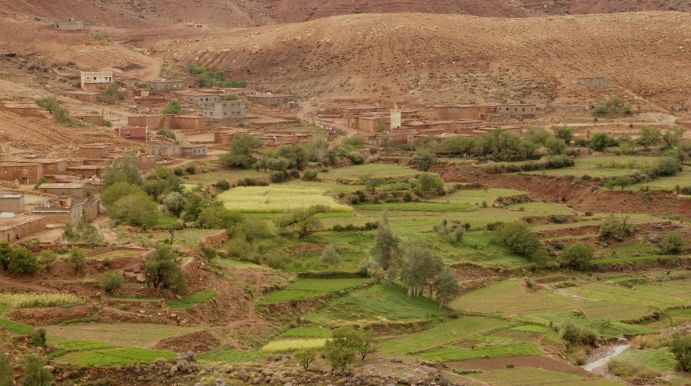 Landwirtschaftlich geprägtes Tal im mittleren Atlasgebirge in der Fés-Meknès-Region, Marokko.