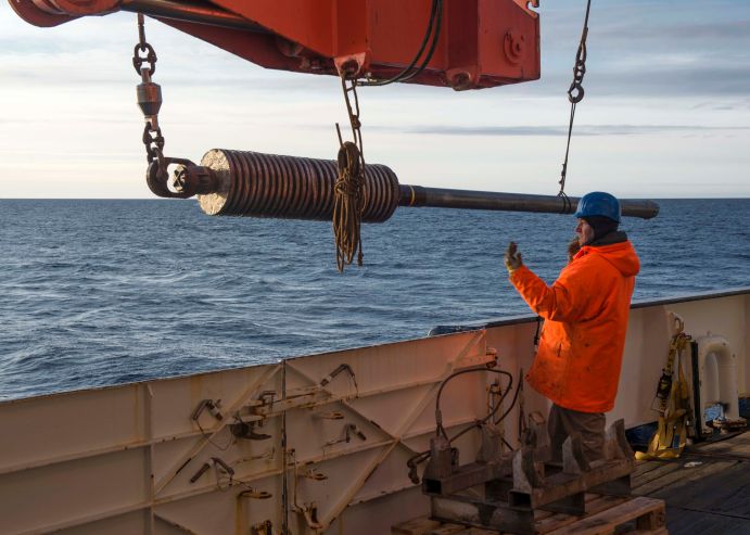 Ein Schwerelot wird nach erfolgreichem Einsatz im Pazifik vor Chile an Bord geholt. Ein Schwerelot wird an Bord geholt.