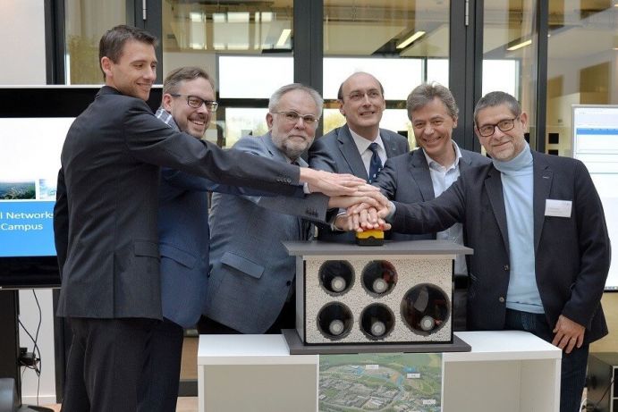 V.l.n.r.: Björn Riemer (Schaffner Group), Robert Heiliger (E.ON), Manfred Nettekoven (RWTH), Prof. Rik De Doncker (E.ON ERC/FEN), Frank Schäfer (EnergieAgentur.NRW) und Thierry Belgrand (thyssenkrupp Electrical Steel) eröffnen gemeinsam den Betrieb des MVDC-Forschungsnetzes.