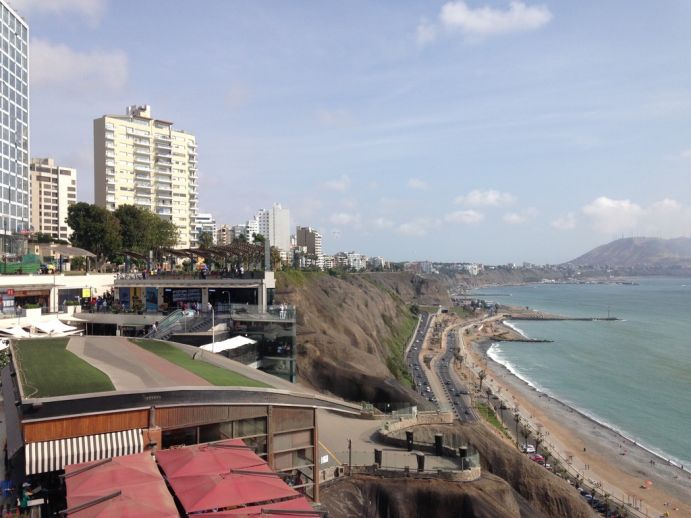 Blick auf die durch Erdbeben und Tsunamis gefährdete Küstenlinie der peruanischen Hauptstadt Lima Blick auf Lima, die Hauptstadt von Peru