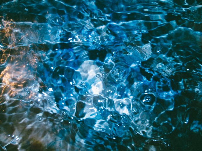 Innovative Technologien zur Wasserwiederverwendung sind ein Schlüssel im Kampf gegen die Wasserkrise Nahaufnahme einer Wasserwelle