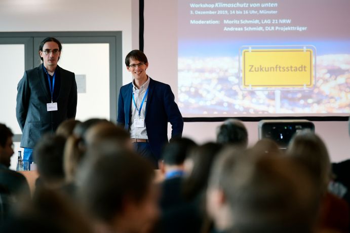 Moritz Schmidt von der LAG 21 NRW und Andreas Schmidt vom DLR Projektträger führten in das Workshop-Thema ein.