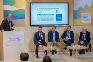 Experten der Deutschen Meeresforschung diskutieren während des Side Events am "German Pavilion". (v.l.n.r):
Dr. Dirk Schories (PtJ), Tim Eder (BMBF), Dr. Toste Tanhua (GEOMAR), Dr. Torsten Thiele (IASS), Prof. Hans-Otto Pörtner (AWI, IPCC) Experten der Deutschen Meeresforschung diskutieren während des Side Events am "German Pavilion". (v.l.n.r):
Dr. Dirk Schories (PtJ), Tim Eder (BMBF), Dr. Toste Tanhua (GEOMAR), Dr. Torsten Thiele (IASS), Prof. Hans-Otto Pörtner (AWI, IPCC)