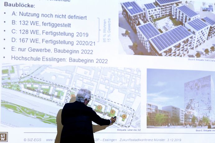 Wie ein Elektrolyseur im Quartier eingebunden werden kann, das erläuterte Prof. Norbert Fisch in seinem Impulsvortrag am Beispiel von Esslingen Prof. Norbert Fisch erläutert den Aufbau des Stadtquartiers in Esslingen anhand einer Visualisierung.