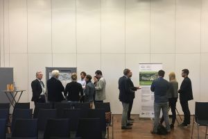 Während des Networkings tauschen sich die Teilnehmer zu Wasserstoff-Vorhaben aus Während des Networkings tauschen sich die Teilnehmer zu Wasserstoff-Vorhaben aus