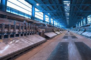 Eine als Virtuelle Batterie umgebaute Aluminiumhütte wirkt wie ein riesiger und intelligenter Stromspeicher. Blick in die Halle einer Aluminiumhütte.
