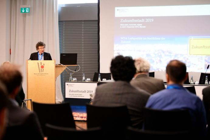 Dr. Heike Bauer vom DLR Projektträger begrüßte die Workshop-Teilnehmenden im Namen des BMBF. Dr. Heike Bauer vom DLR Projektträger begrüßte die Workshop-Teilnehmenden im Namen des BMBF.