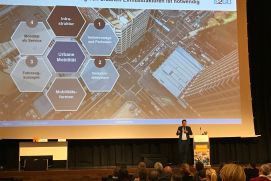 Prof. Maximilian Schwalm (RWTH Aachen, e.2GO GmbH) in seiner Keynote "Mobilität in der Stadt von morgen. Wie digital müssen wir werden?"