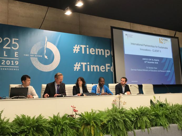 Dr. Karsten Hess vom BMBF-Referat "Globaler Wandel - Klima, Biodiversität" stellte beim Side Event die internationale Fördermaßnahme „CLIENT II" vor, in der neue Anpassungsstrategien für Afrika und Asien erforscht werden. Dr. Karsten Hess vom BMBF-Referat "Globaler Wandel - Klima, Biodiversität" stellte beim Side Event die internationale Fördermaßnahme „CLIENT II" vor, in der neue Anpassungsstrategien für Afrika und Asien erforscht werden.