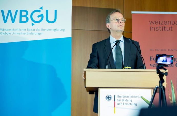 Thomas Rachel, Parlamentarischer Staatssekretär bei der Bundesministerin für Bildung und Forschung, während seiner Rede. Thomas Rachel, Parlamentarischer Staatssekretär bei der Bundesministerin für Bildung und Forschung, während seiner Rede.