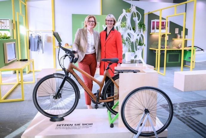 In Berlin stellen Forschungsministerin Anja Karliczek und Landwirtschaftsministerin Julia Klöckner die Bioökonomiestrategie vor. Doch was ist eigentlich Bioökonomie? Beispielsweise ein Fahhrad aus Bambus. In Berlin stellen Forschungsministerin Anja Karliczek und Landwirtschaftsministerin Julia Klöckner die Bioökonomiestrategie vor. Doch was ist eigentlich Bioökonomie? Beispielsweise ein Fahhrad aus Bambus.