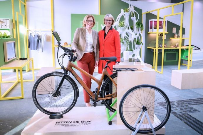 In Berlin stellen Forschungsministerin Anja Karliczek und Landwirtschaftsministerin Julia Klöckner die Bioökonomiestrategie vor. Doch was ist eigentlich Bioökonomie? Beispielsweise ein Fahhrad aus Bambus.