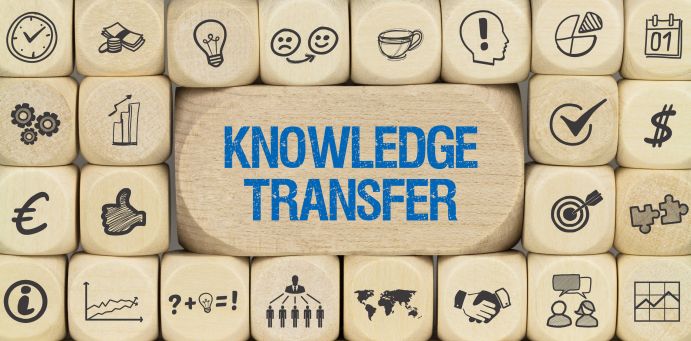 Das Transferprojekt wird die wissenschaftlichen Projekte des 2020 Joint Transnational Call unterstützen Eine Anordnung von Würfeln mit Piktogrammen versinnbildlicht den Wissenstransfer