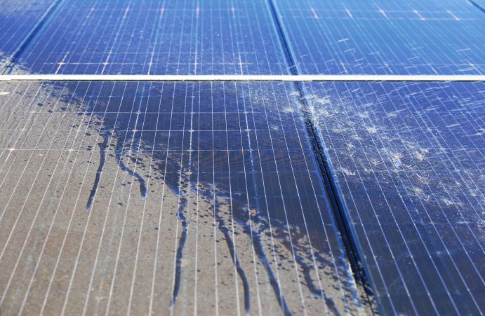 In den trockenen Regionen Westafrikas verschmutzen Sand und Staub Solarmodule in kurzer Zeit. Forscher entwickeln nun selbst reinigende Oberflächen. Durch Sand verschmutztes Photovoltaikmodul.