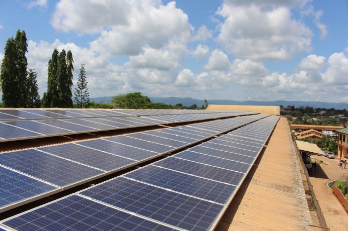 Photovoltaikmodule auf dem St. Dominics Hospital in Akwatia, Ghana Photovoltaikmodule auf einem Krankenhaus in Ghana