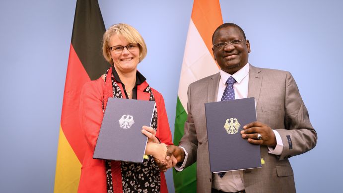 Bundesforschungsministerin Anja Karliczek und ihr nigrischer Amtskollege Yahouza Sadissou planen den Aufbau einer Wasserstoff-Partnerschaft mit Westafrika. Bundesforschungsministerin Anja Karliczek und ihr nigrischer Amtskollege Yahouza Sadissou planen den Aufbau einer Wasserstoff-Partnerschaft mit Westafrika.