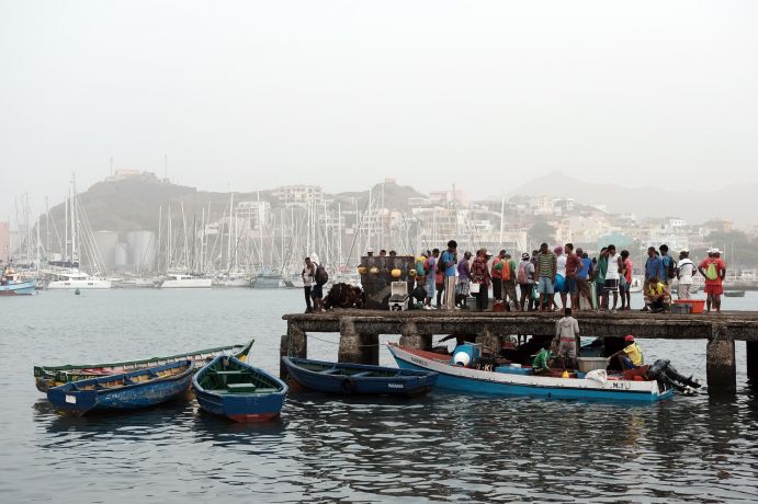 Fischer landen ihren Fang in Mindelo auf den Kapverden an. Fischerei ist ein wichtiger Wirtschaftsfaktor und sorgt für Nutzungskonfikte in intensiv genutzten Ozeanregionen. Fischer auf den Kapverden