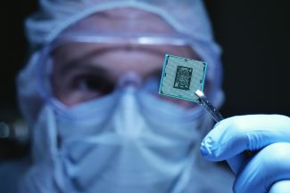 Forscher guckt sich Mikrochip an