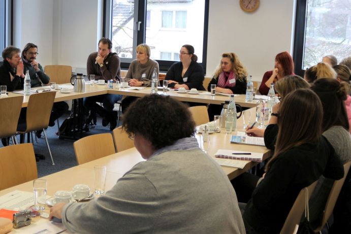 Workshop-Teilnehmende diskutieren den Umgang mit Hitze und Starkregen in sozialen Einrichtungen Das Foto ist am 27.2.2020 beim Workshop „Umgang mit Hitze und Starkregen in sozialen Einrichtungen in Remscheid“ entstanden, der sich an leitendes Personal von Kindertagesstätten und Pflegeeinrichtungen richtete. Das Foto zeigt einige Workshop-Teilnehmenden in der Diskussion der Handlungsempfehlungen.