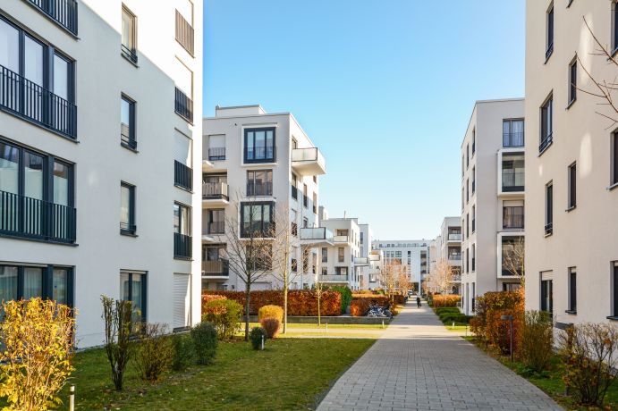 Eine Straße mit modern gebauten Häusern.