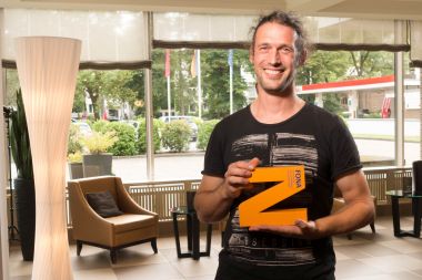 Dr. Christoph Müller vom Potsdam-Institut für Klimafolgenforschung (PIK) hält das FONA-N in den Händen.