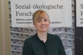 Dr. Elisabeth Süßbauer Dr. Elisabeth Süßbauer steht an einem Tisch.