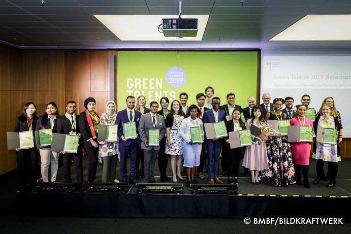 Die Gewinner des Wettbewerbs Green Talents stehen für ein Gruppenfoto zusammen.