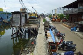 Hochwasserschutzwand im nördlichen Küstensaum Jakartas, Indonesien, einem der Case Study-Gebiete des Projekts TRANSCEND.