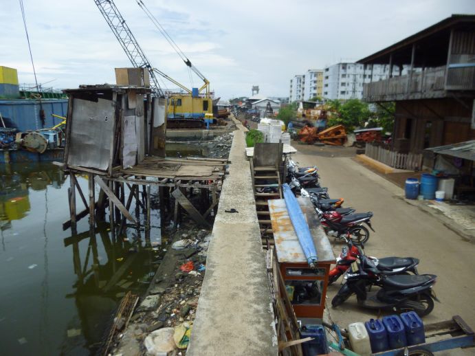 Hochwasserschutzwand im nördlichen Küstensaum Jakartas, Indonesien, einem der Case Study-Gebiete des Projekts TRANSCEND. Hochwasserschutzwand im nördlichen Küstensaum Jakartas, Indonesien, einem der Case Study-Gebiete des Projekts TRANSCEND.