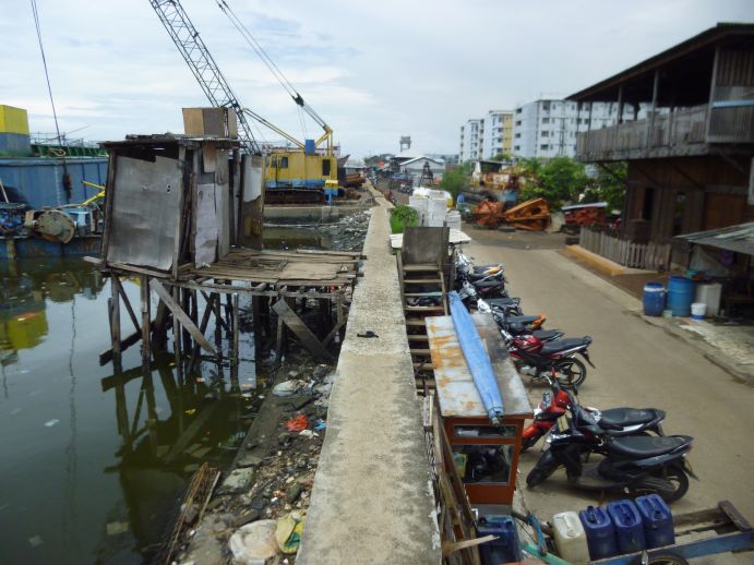 Flood protection wall in the northern coastal fringe of Jakarta, Indonesia, one of the case study areas of the TRANSCEND project.