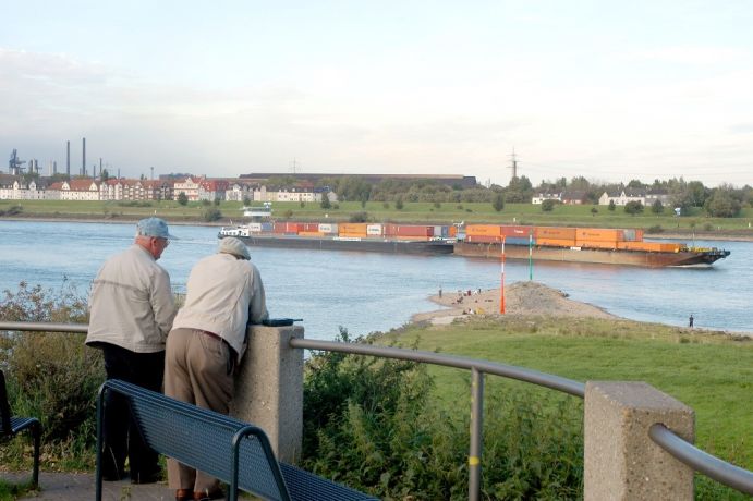 Ausblick auf den Rhein bei Duisburg.