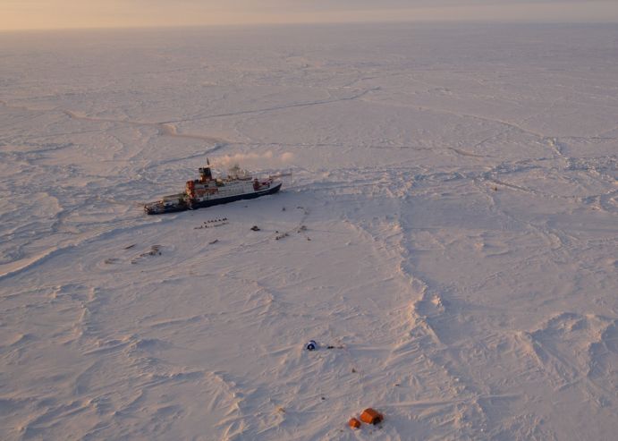 Allein im Eis: Das derzeitige Expeditionsteam muss deutlich länger als geplant auf der POLARSTERN bleiben. Eisbrecher POLARSTERN im Eis