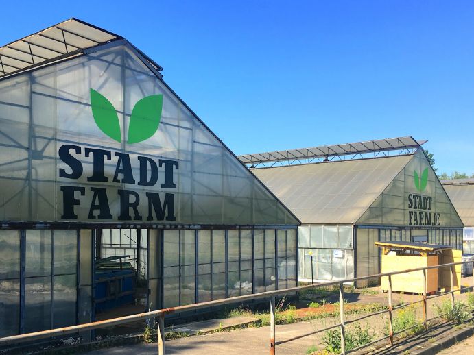Stadtfarmen betreiben landwirtschaftliche Produktion mitten in der Stadt für eine nachhaltige urbane Ökonomie Produktionsstätten von Stadtfarm in Berlin als Beispiel für Urbane Produktion; Urbane Produktion ist ein Fokusthema innerhalb der BMBF-Zukunftsstadtforschung; Urbane Produktion ist das erste Thema der Publikationsreihe „Fokus*Z“ des Begleitvorhabens Synver*Z ( Synthese und Vernetzung Zukunftsstadt); Berlin, 2019