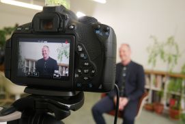 Interviewsituation mit Prof. Dr. Henrik Schultz vom BMBF-Zukunftsstadtprojekt „Grüne Finger“ in Osnabrück aus der Interviewreihe: „Im Gespräch *Z“ des Begleitvorhabens Synver*Z ( Synthese und Vernetzung Zukunftsstadt); Berlin, 2019