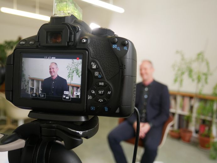 Interviewsituation mit Prof. Dr. Henrik Schultz vom BMBF-Zukunftsstadtprojekt „Grüne Finger“ in Osnabrück aus der Interviewreihe: „Im Gespräch *Z“ des Begleitvorhabens Synver*Z ( Synthese und Vernetzung Zukunftsstadt); Berlin, 2019