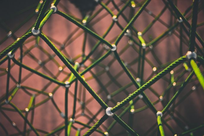 Netzwerk aus Seilen mit Knoten veranschaulicht Komplexität. Die Lösung komplexer gesellschaftlicher Probleme – z.B. in der Nachhaltigkeitsforschung – kann durch transdisziplinäre Forschung herbeigeführt werden.