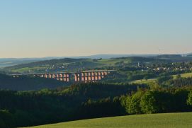 Region um Reichenbach mit Göltzschtalbrücke im sächsischen Vogtlandkreis, der zusammen mit dem Burgenlandkreis in Sachsen-Anhalt und dem Landkreis Greiz in Thüringen die Modellregion von KlimaKonform bildet.