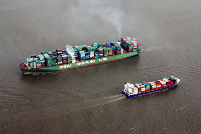 Im Projekt ShipTRASE werden unter anderem die Auswirkungen der Schifffahrt auf die Ozeane untersucht. Containerschiffe auf dem Meer