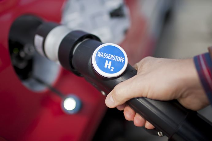 Wasserstoff wird beispielsweise zur Wärme- oder Stromerzeugung in Motoren oder Brennstoffzellen genutzt. Ein Autofahrer tank Wasserstoff an einer Zapfsäule