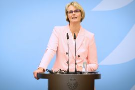 Bundesministerin Anja Karliczek stellt in Berlin das Aktivierungsprogramm vor.