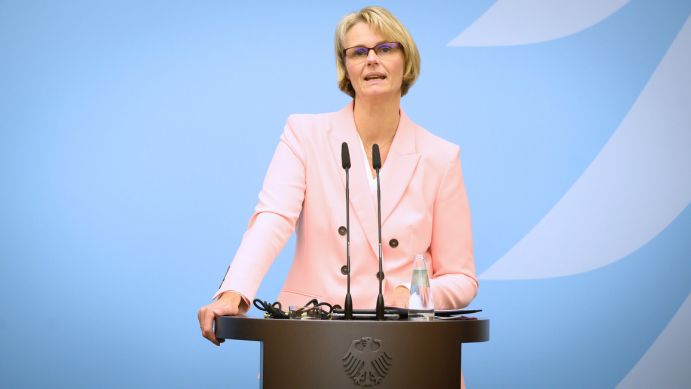 Bundesministerin Anja Karliczek stellt in Berlin das Aktivierungsprogramm vor.