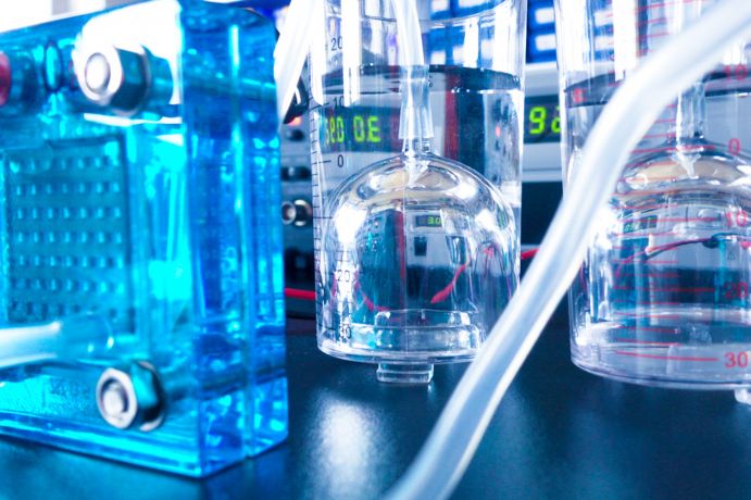 Aus dem Labor in die Industrie: Das BMBF bringt die Entwicklung von Wasserstofftechnologien für eine klimaneutrale Industrie, Mobilität und Wärmeversorgung voran. Elektrolyse im Labor