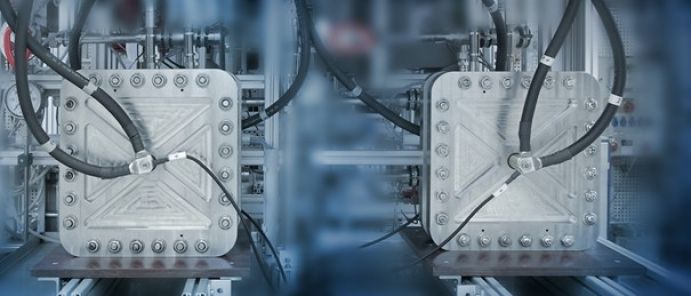 Wasserstoff als Basis einer nachhaltigen Energiewirtschaft, gewonnen durch Elektrolyse von Wasser mithilfe erneuerbarer Energien: Im Bild eine polymerelektrolytmembran-basierte Stack-Kombination bei der Charakterisierung im Elektrolyse-Teststand. Eine polymerelektrolytmembran-basierte Stack-Kombination bei der Charakterisierung im Elektrolyse-Teststand.