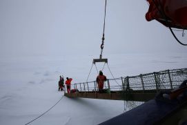 Ein Forscherteam gelangt über die Gangway der Polarstern aufs Eis. 