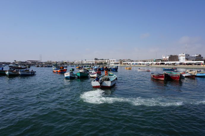 Boote der handwerklichen Fischerei an den Küsten Perus. Corona und Fischerei - Kleine Fischerboote an den Küsten Perus.